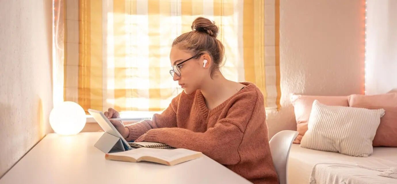 Ein Mädchen, eine Schülerin, führt zu Hause ein Telefongespräch.