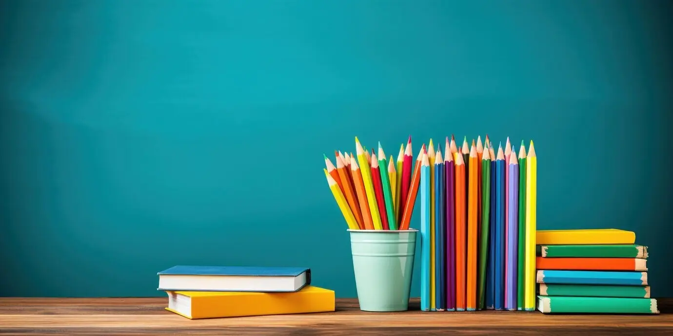 Bleistifte in einem Drahthalter auf Büchern in der Nähe einer Tafel, zurück zur Schule